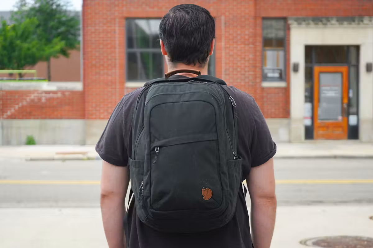 底特律的 Fjallraven Raven 28L 背包