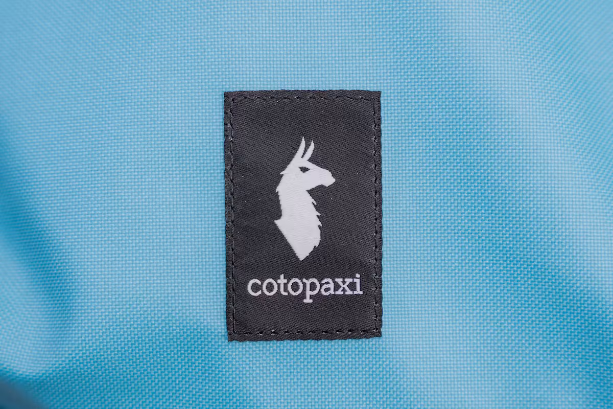 Cotopaxi Chasqui 13L 单肩包品牌标识 Cotopaxi Chasqui 13L 单肩包品牌标识