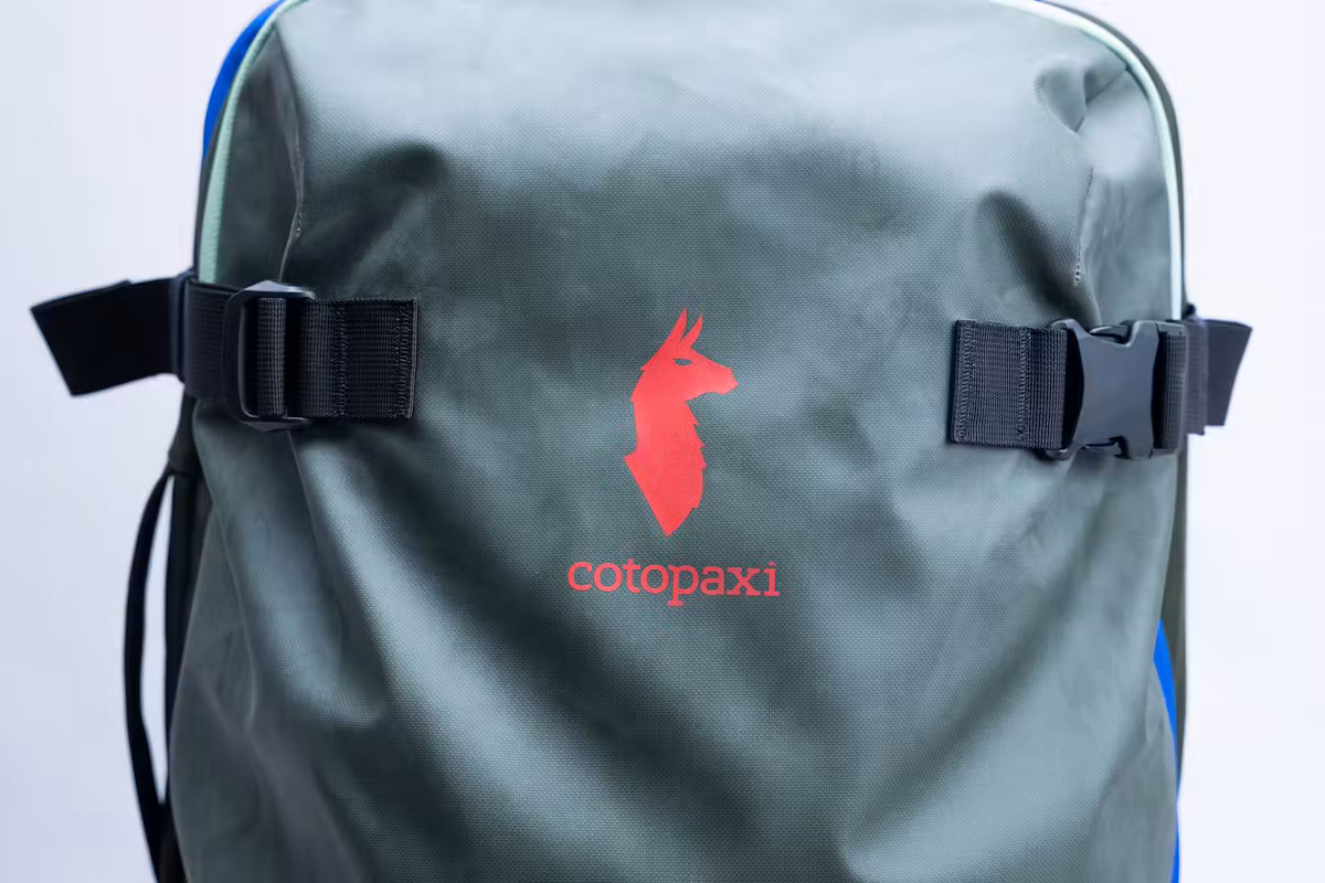 Cotopaxi Allpa 38L 拉杆包品牌标识 Cotopaxi Allpa 38L 拉杆包品牌标识