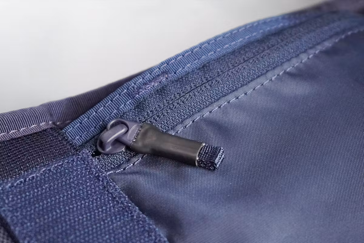 Timbuk2 经典斜挎包拉链款