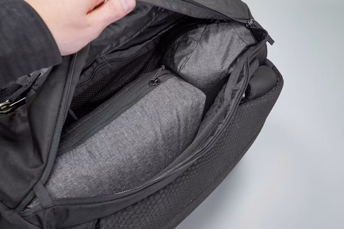 Cotopaxi Allpa 42L 侧开式主隔层 Cotopaxi Allpa 42L 侧开式主隔层