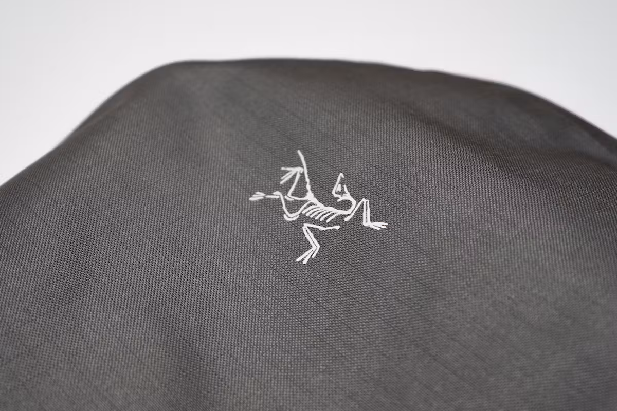 Arc'teryx Granville 16 Zip 背包的材质和标志 Arc'teryx Granville 16 Zip 背包的材质和标志