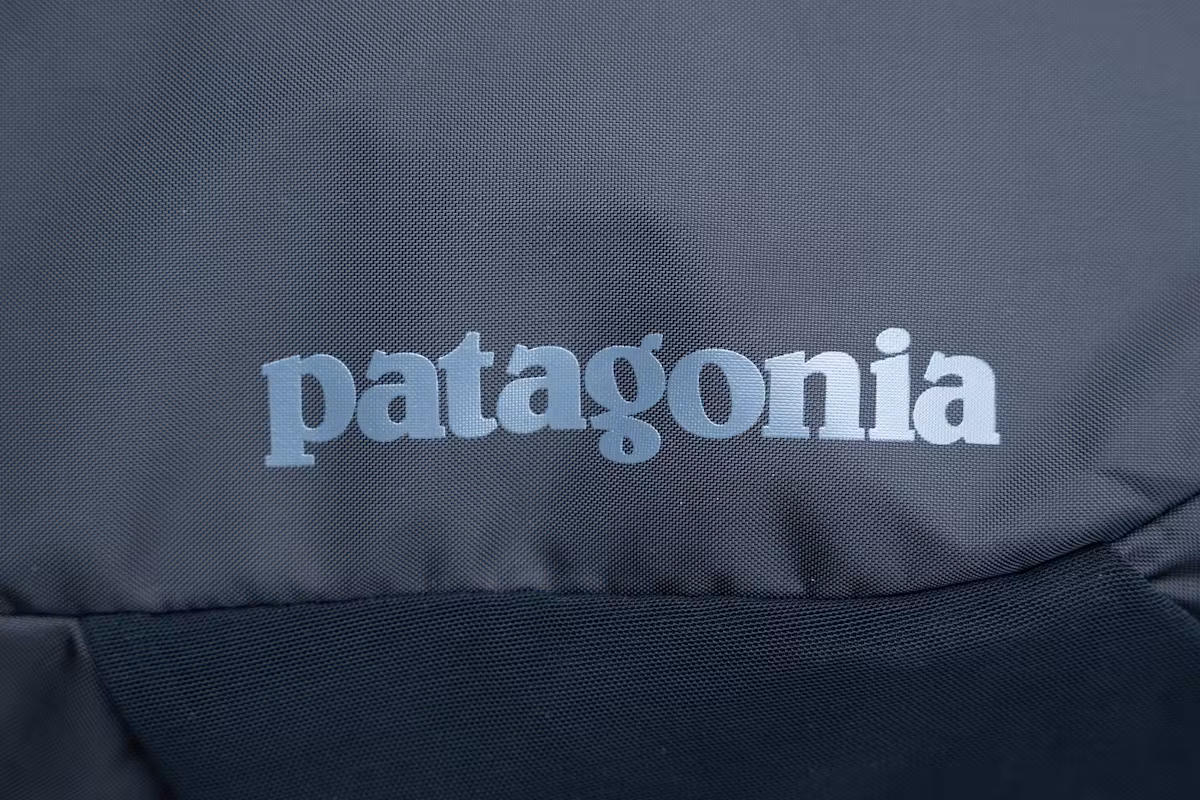 Patagonia Atom 手提包品牌标识
