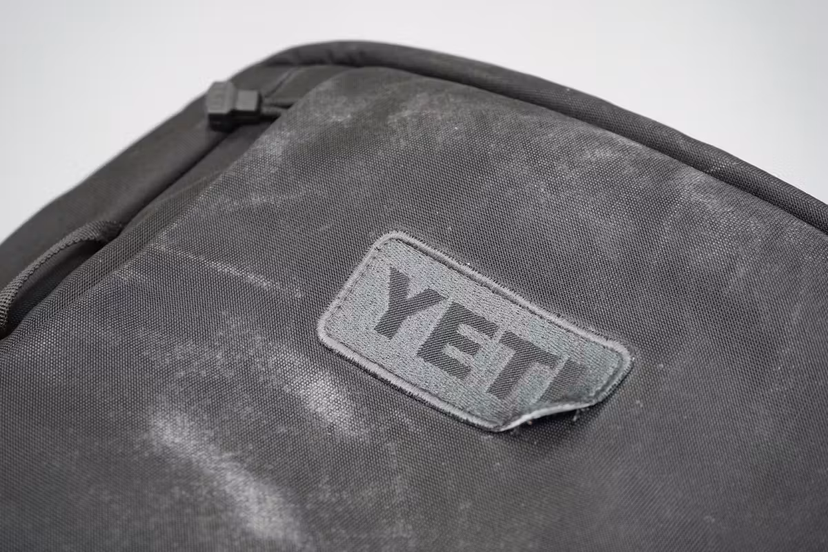 YETI Crossroads 35L 背包 | 边角处的标志已经开始脱落