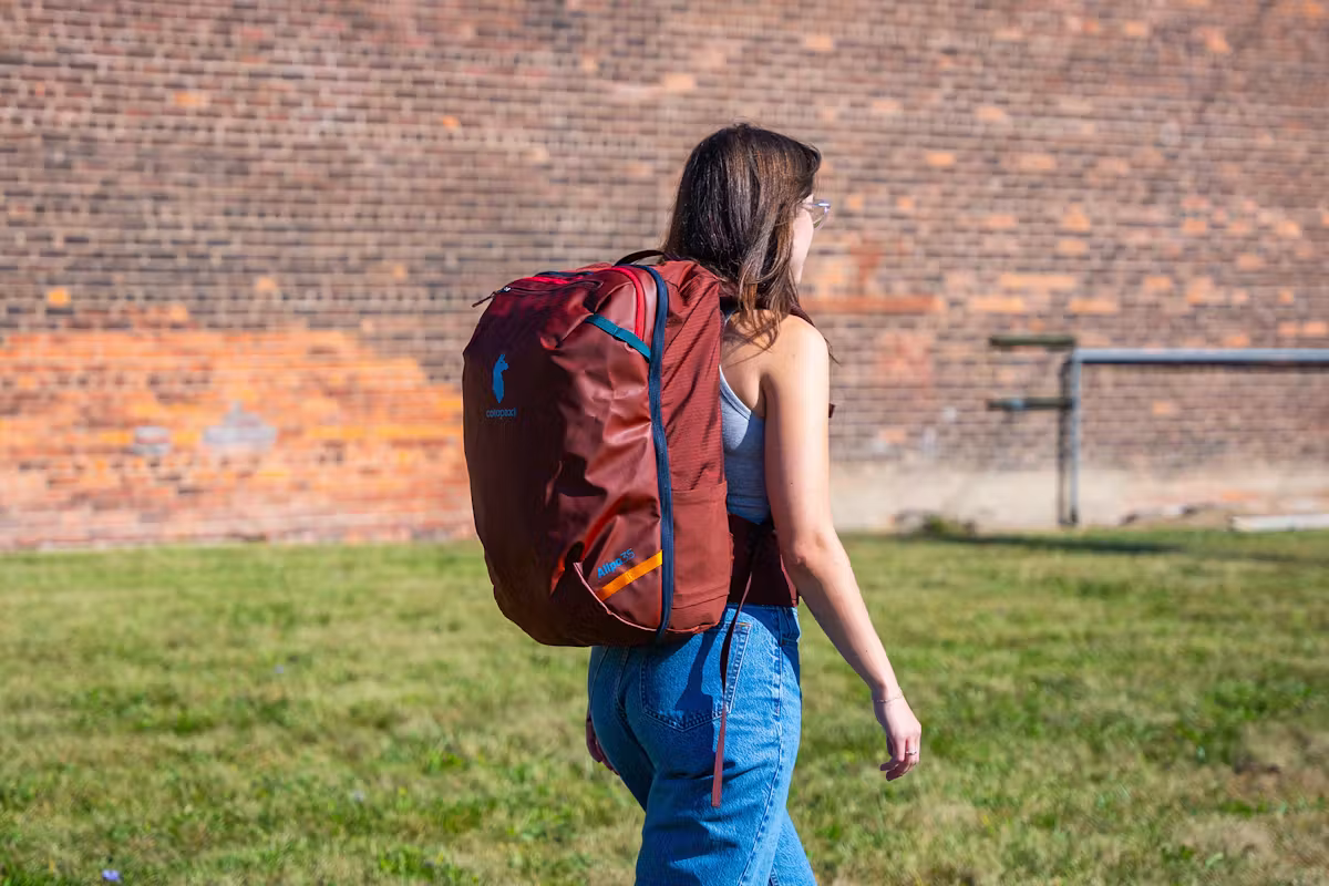Cotopaxi Allpa 35L 旅行背包侧侧面 Cotopaxi Allpa 35L 旅行背包侧侧面