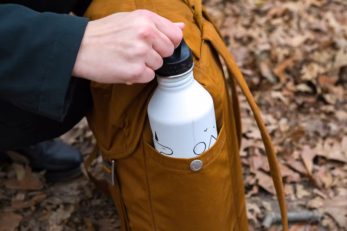 Fjallraven Greenland Top 背包 | 水壶口袋上的水壶有划痕 Fjallraven Greenland Top 背包 | 水壶口袋上的水壶有划痕