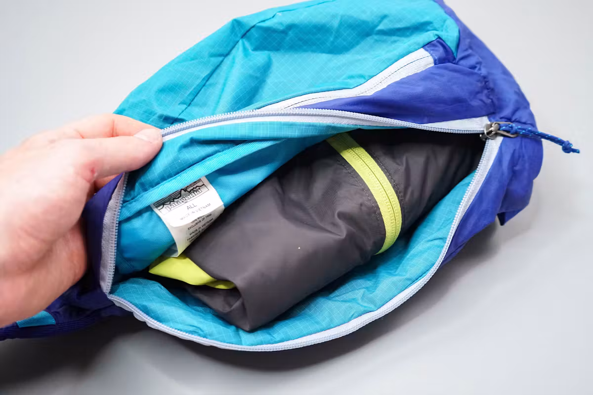 Patagonia Ultralight Black Hole Sling 8L 夹克位于主隔层 Patagonia Ultralight Black Hole Sling 8L 夹克位于主隔层