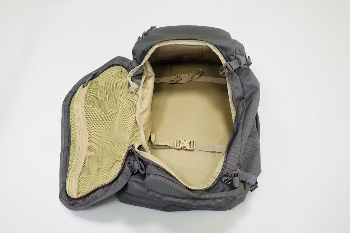 Thule Landmark 40L 主隔层