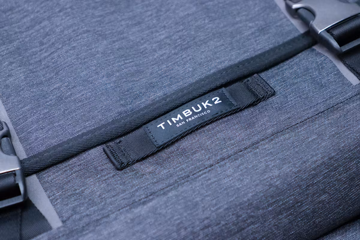 Timbuk2 Closer 笔记本电脑公文包 Logo 材质 Timbuk2 Closer 笔记本电脑公文包 Logo 材质