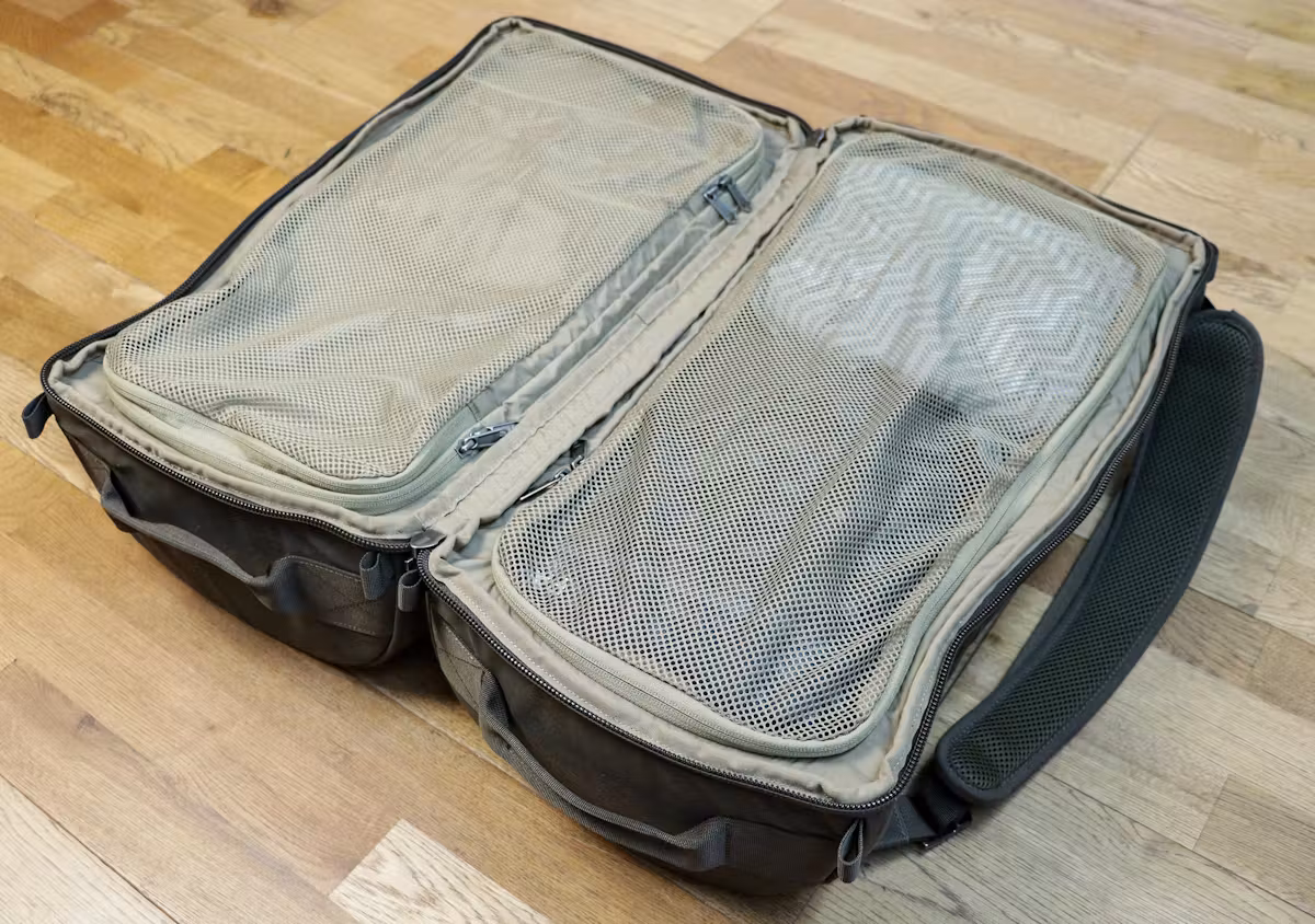 Fjallraven Splitpack 的翻盖式开合方式
