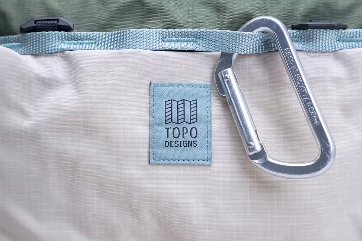 Topo Designs 山系多功能斜挎包品牌标识 Topo Designs 山系多功能斜挎包品牌标识
