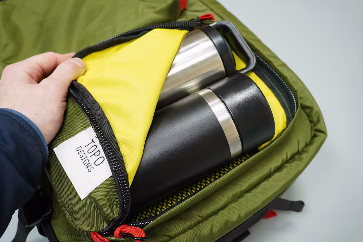 Topo Designs Global Briefcase 3-Day 公文包前置隔层 Topo Designs Global Briefcase 3-Day 公文包前置隔层