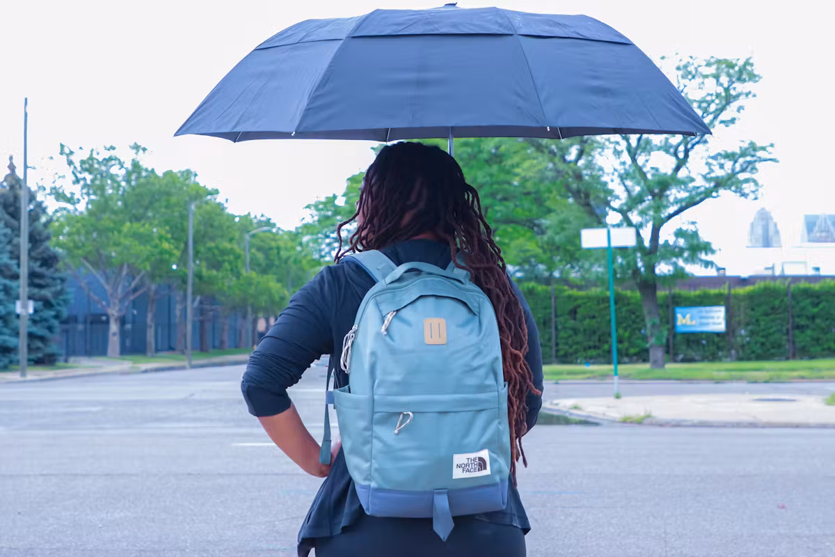 北面(The North Face)带雨伞的背包 北面(The North Face)带雨伞的背包