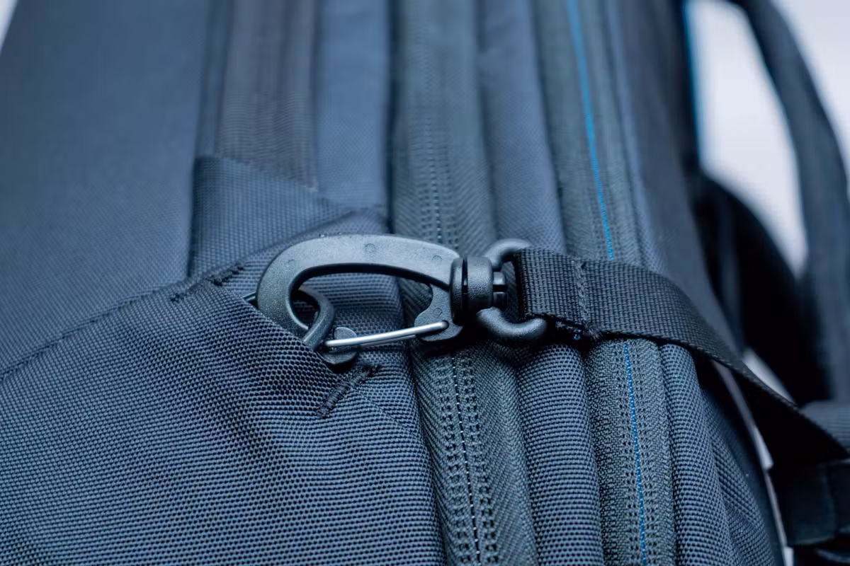 Thule Subterra Convertible Carry-On 挂钩带