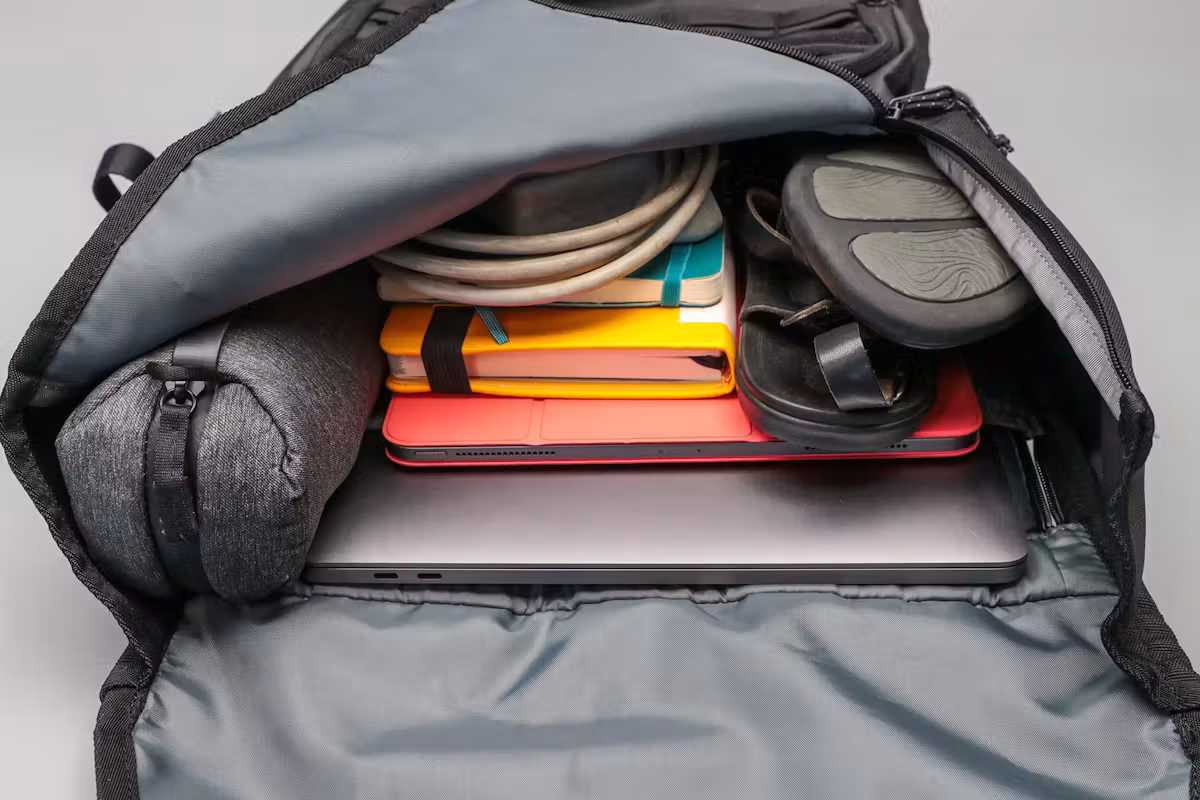 Timbuk2 Spire 笔记本电脑背包 2.0,装满了装备 Timbuk2 Spire 笔记本电脑背包 2.0,装满了装备