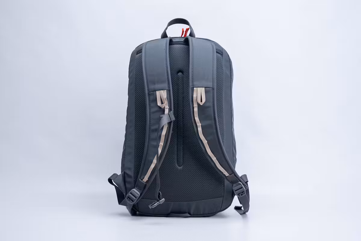 Cotopaxi Vaya 18L 背包(Cada Dia)背面 Cotopaxi Vaya 18L 背包(Cada Dia)背面