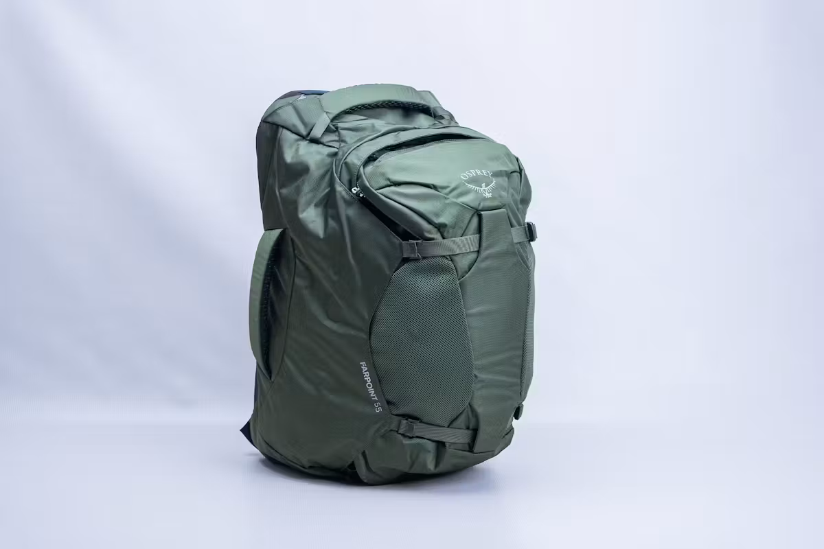 Osprey Farpoint 55 旅行背包在工作室里 Osprey Farpoint 55 旅行背包在工作室里