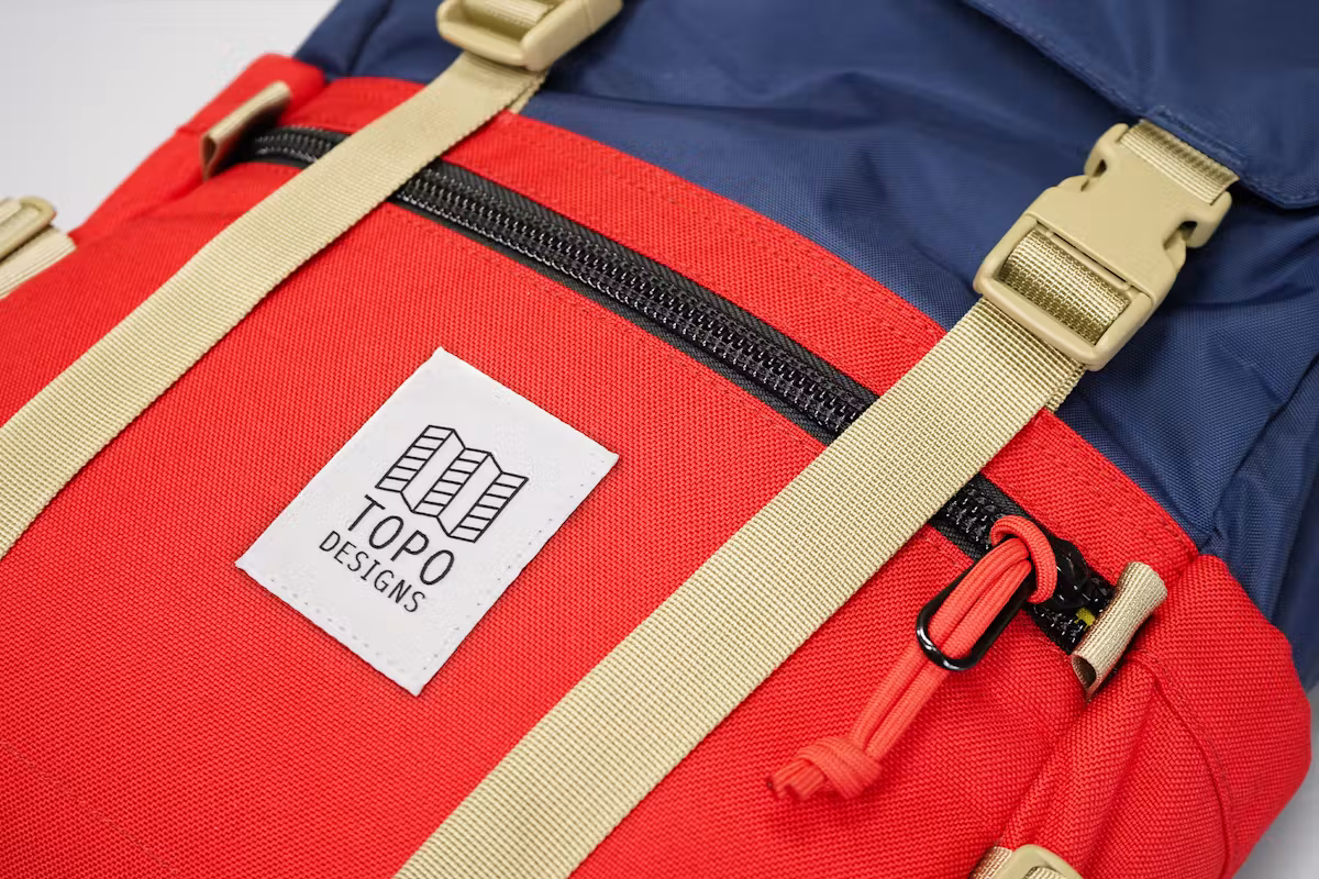 Topo Designs Rover Pack Classic | 快速取物口袋上的 YKK 拉链手感厚实,使用方便 Topo Designs Rover Pack Classic | 快速取物口袋上的 YKK 拉链手感厚实,使用方便