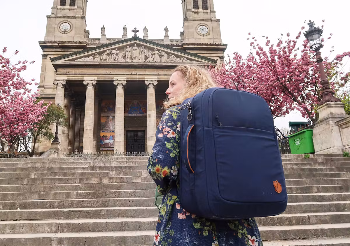 背着 Fjallraven 旅行包在法国 背着 Fjallraven 旅行包在法国