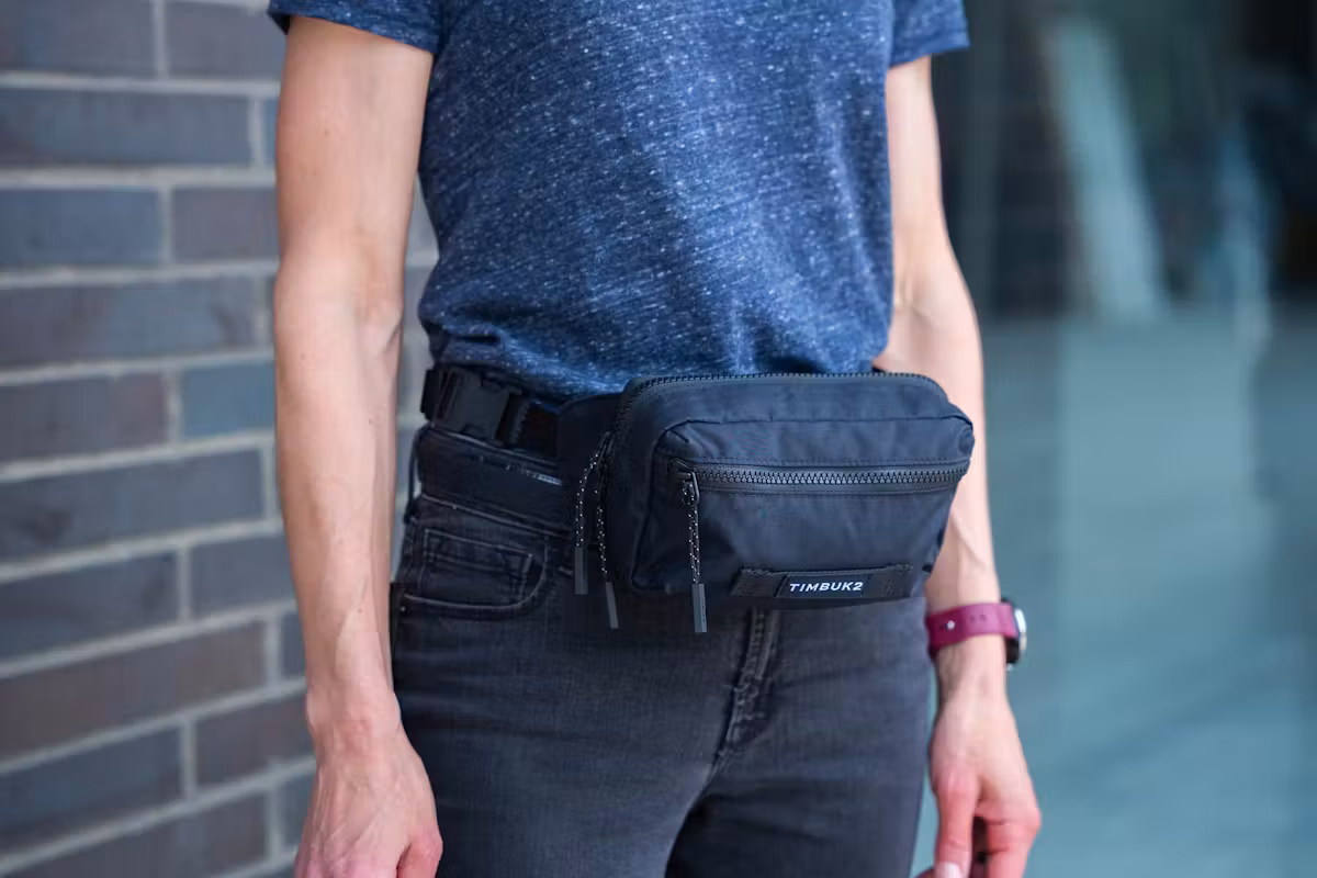 Timbuk2 Rascal 腰包系在腰间