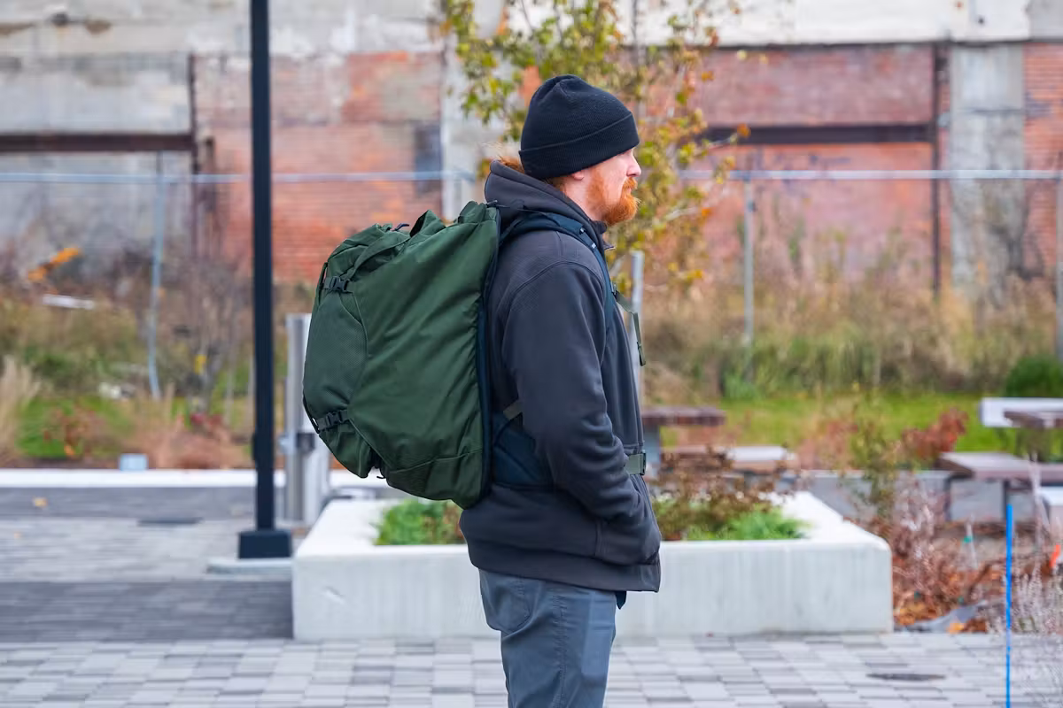 Osprey Farpoint 55 旅行背包侧面 Osprey Farpoint 55 旅行背包侧面