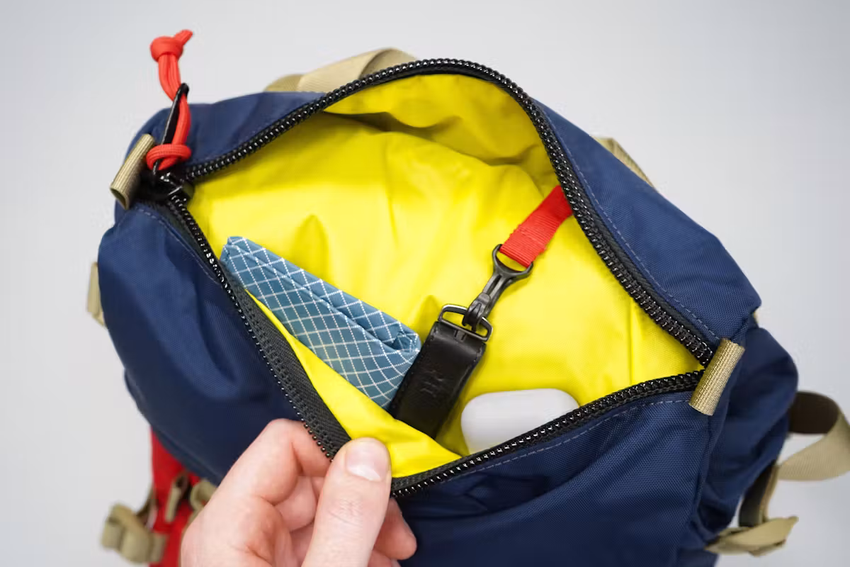 Topo Designs Rover Pack Classic | 这款背包口袋两侧配有 PackFast 环扣,内部还内置钥匙扣。 Topo Designs Rover Pack Classic | 这款背包口袋两侧配有 PackFast 环扣,内部还内置钥匙扣。