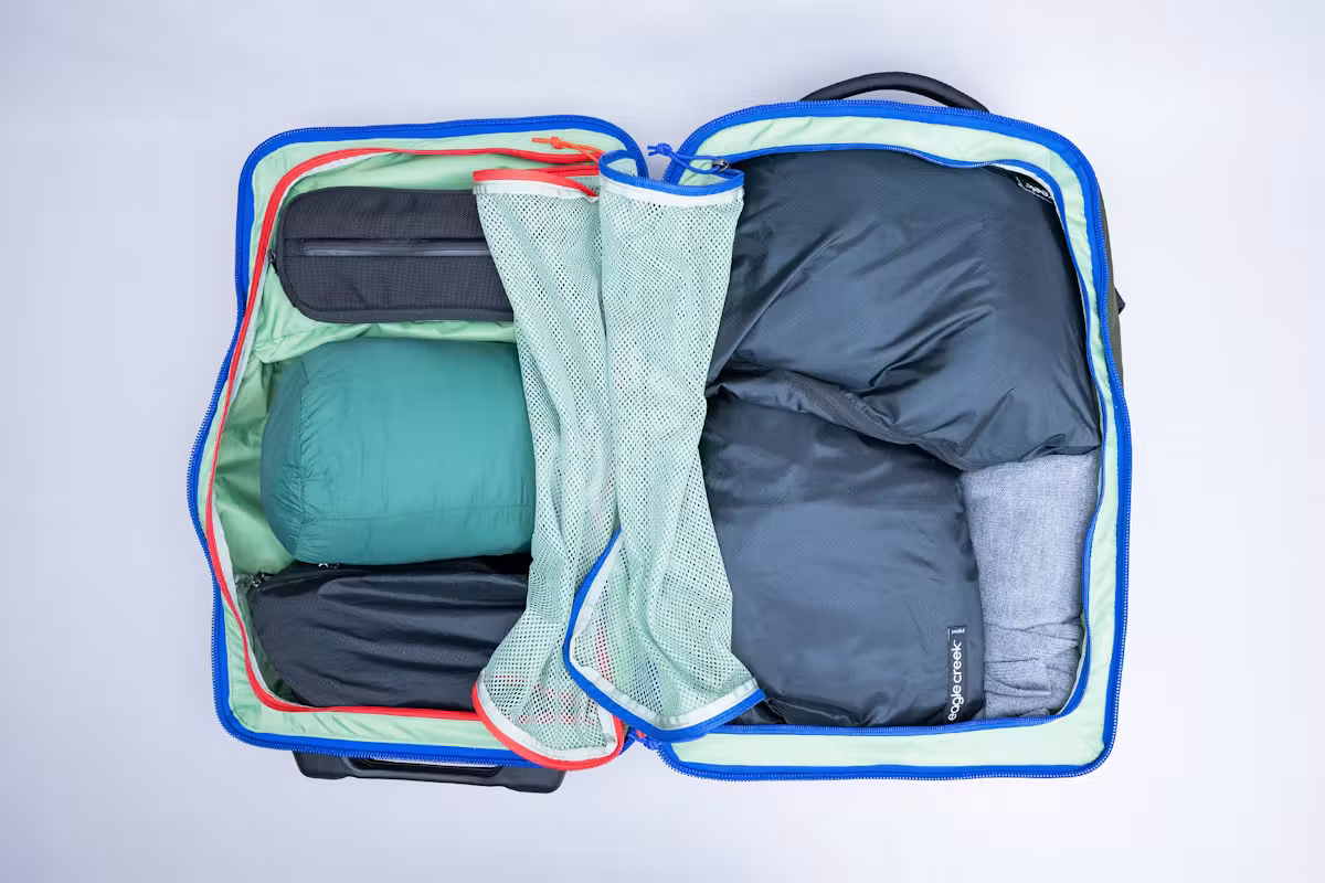 Cotopaxi Allpa 38L 滚轮行李箱中的衣服收纳袋 Cotopaxi Allpa 38L 滚轮行李箱中的衣服收纳袋