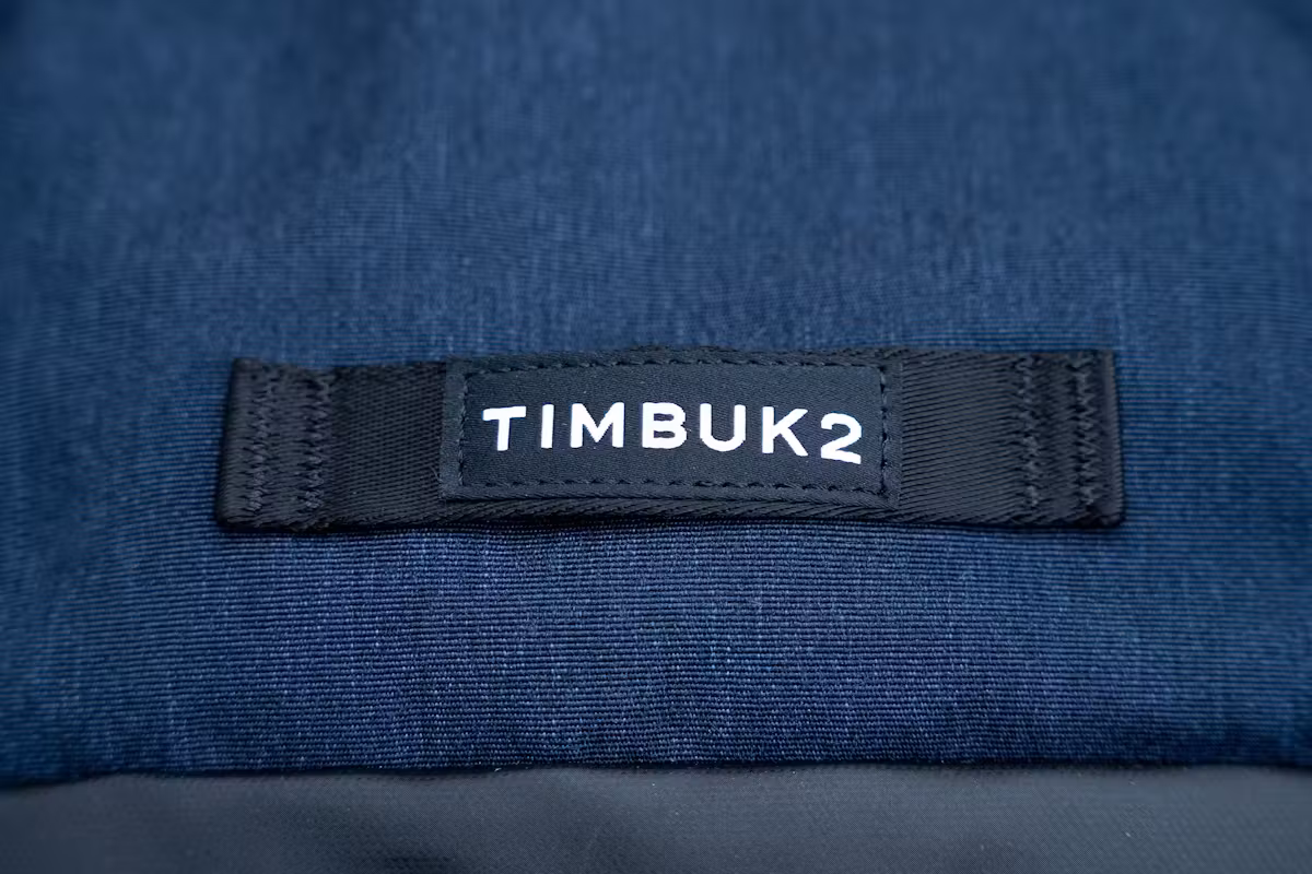 Timbuk2 Division 豪华笔记本电脑背包品牌标识