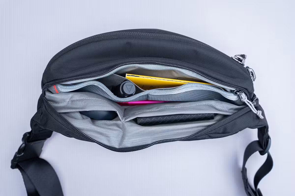 EVERGOODS Civic Access Sling 2L V2 背面收纳空间 EVERGOODS Civic Access Sling 2L V2 背面收纳空间