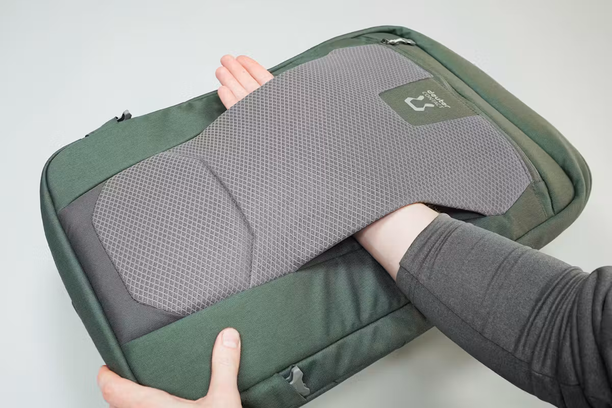 Deuter AViANT Carry On Pro 36 背包网眼和行李箱拉杆穿过式 Deuter AViANT Carry On Pro 36 背包网眼和行李箱拉杆穿过式