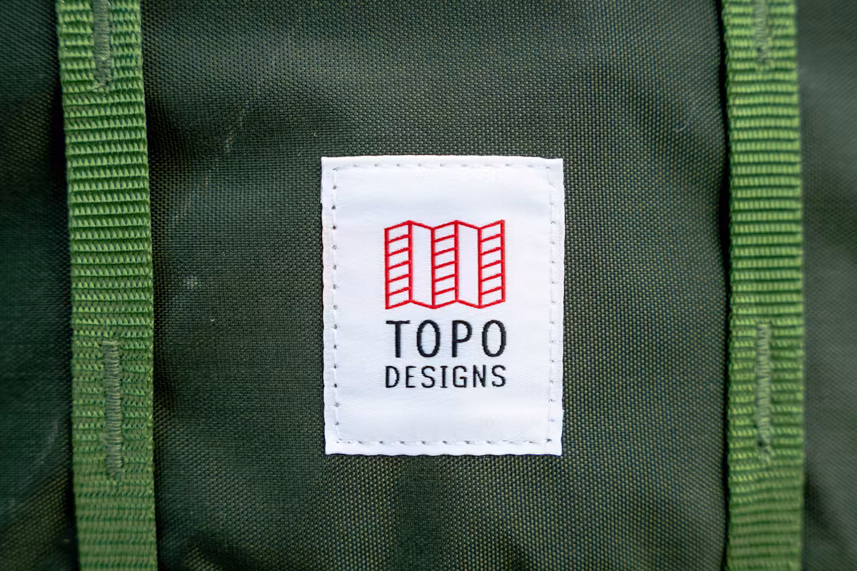 Topo Designs 全球旅行包 30L 品牌标识 Topo Designs 全球旅行包 30L 品牌标识