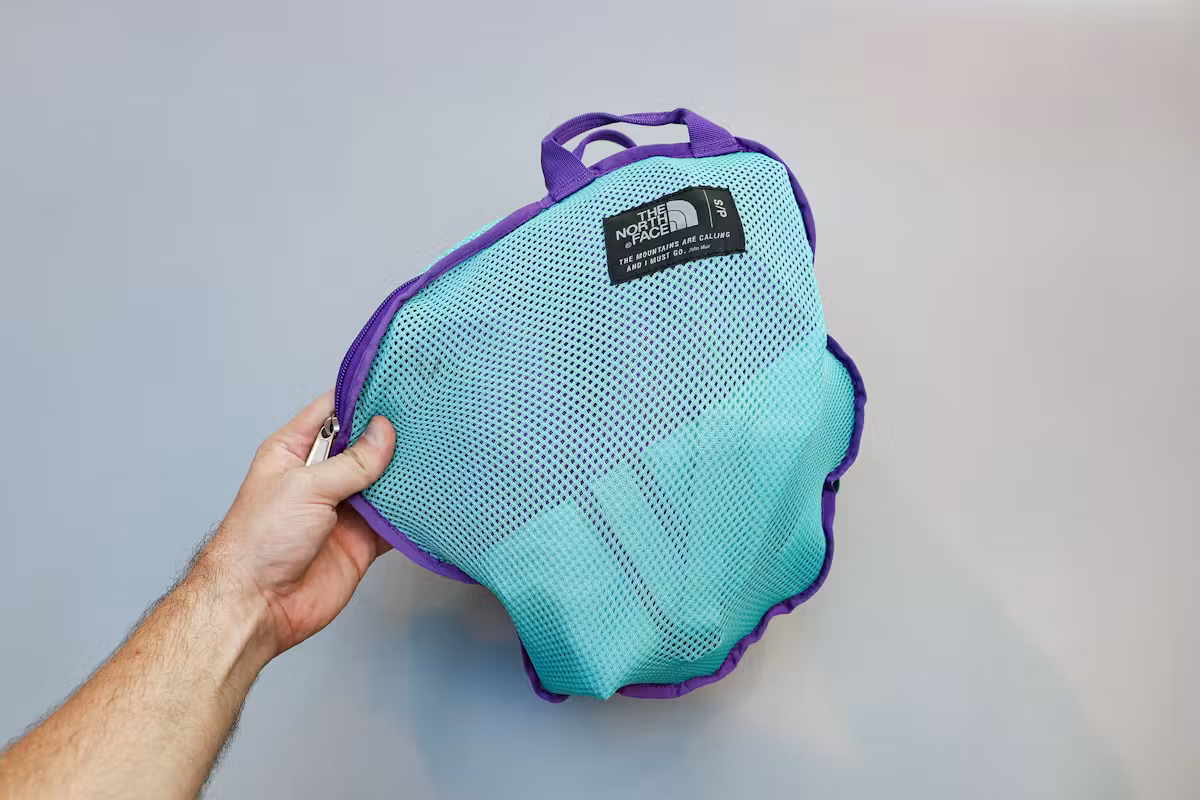 The North Face Base Camp Duffel 压缩收纳于其收纳箱中 The North Face Base Camp Duffel 压缩收纳于其收纳箱中