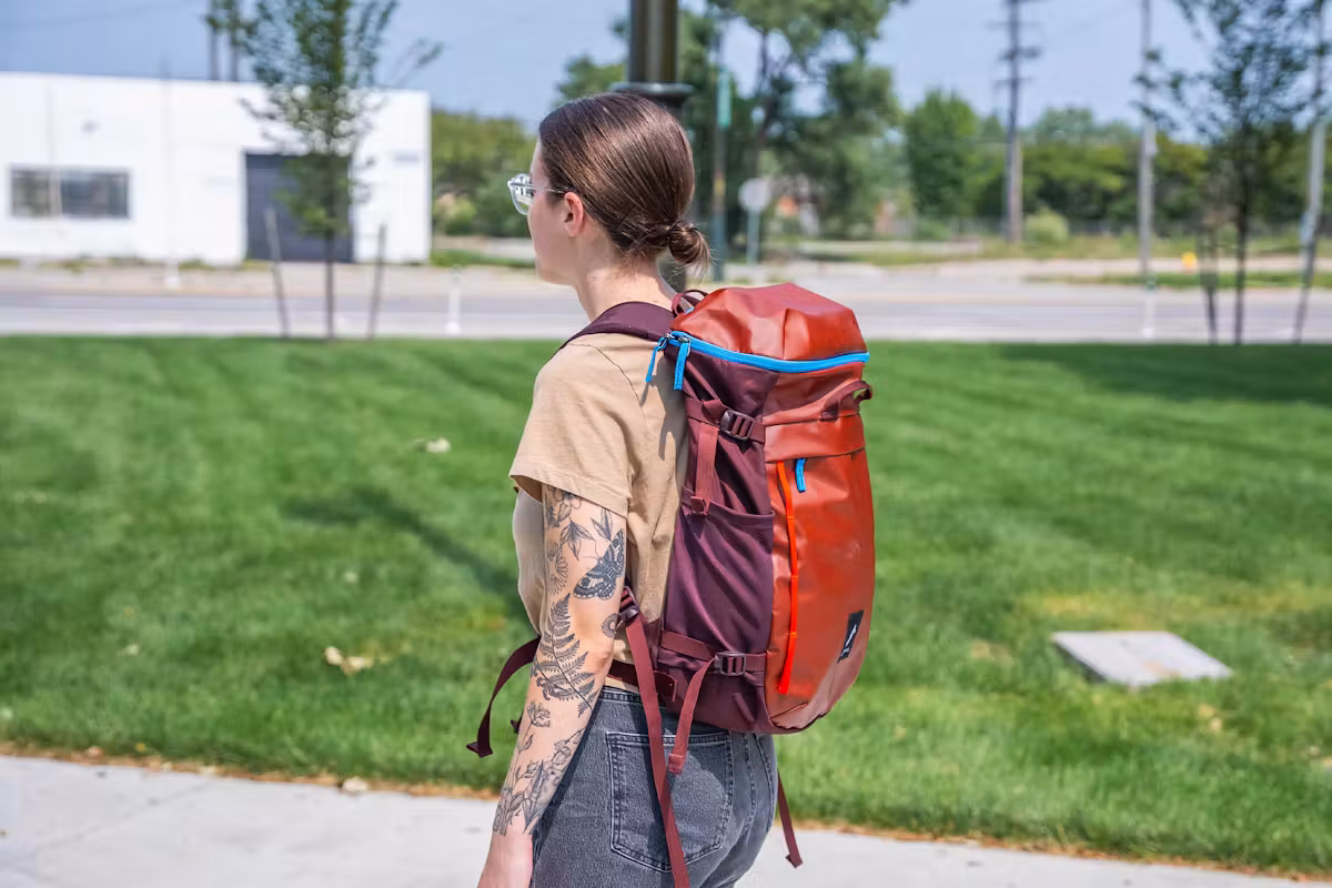 Cotopaxi Torre 24L 水桶包侧后方 Cotopaxi Torre 24L 水桶包侧后方