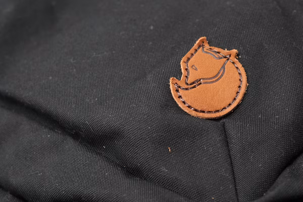 Fjallraven Raven 28L 背包标志