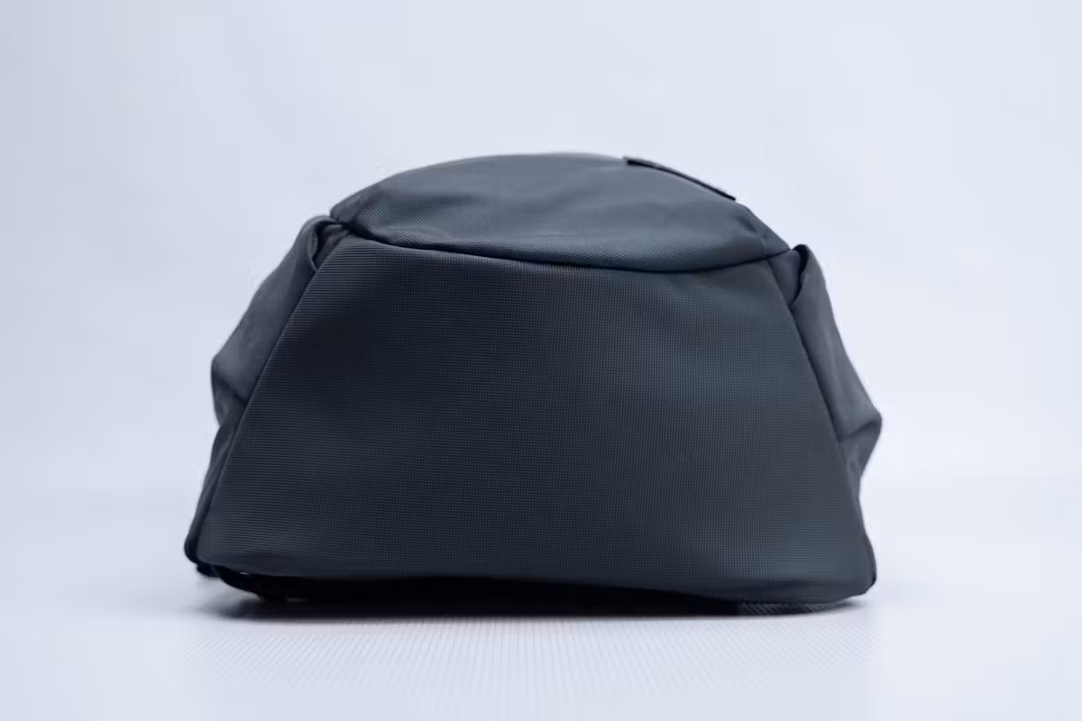 EVERGOODS Civic 半拉链 22L (V2) 底部 EVERGOODS Civic 半拉链 22L (V2) 底部