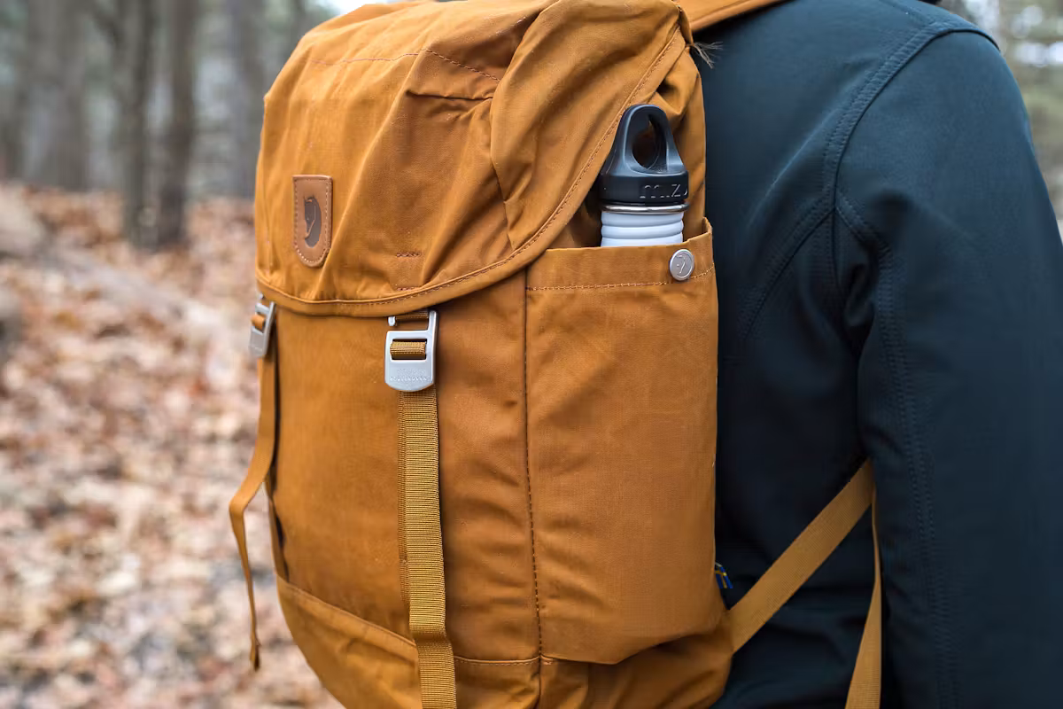 Fjallraven Greenland Top 背包 | 背包侧视图(含水瓶) Fjallraven Greenland Top 背包 | 背包侧视图(含水瓶)