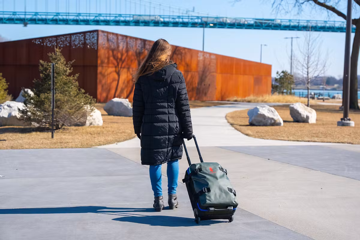 Cotopaxi Allpa 38L 拉杆箱在路上 Cotopaxi Allpa 38L 拉杆箱在路上