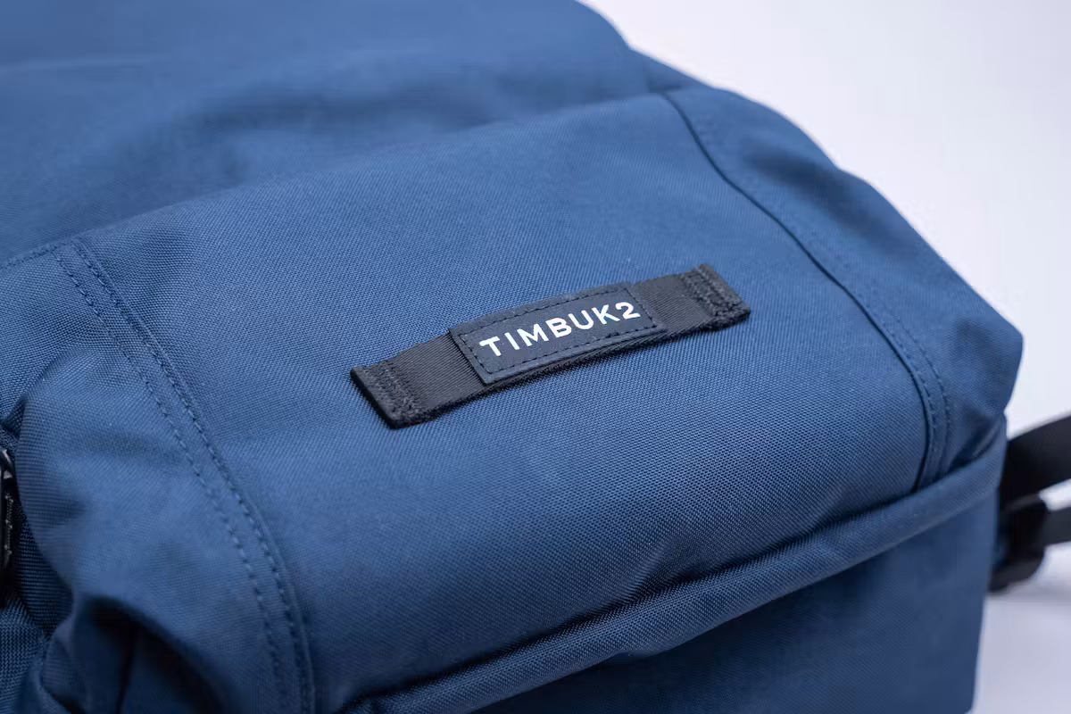 Timbuk2 Q 笔记本电脑背包 2.0 品牌标识