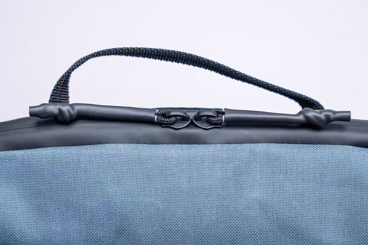 Thule Aion 斜挎包外侧拉链