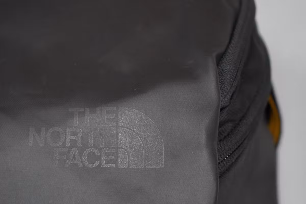 The North Face Kaban 背包标志