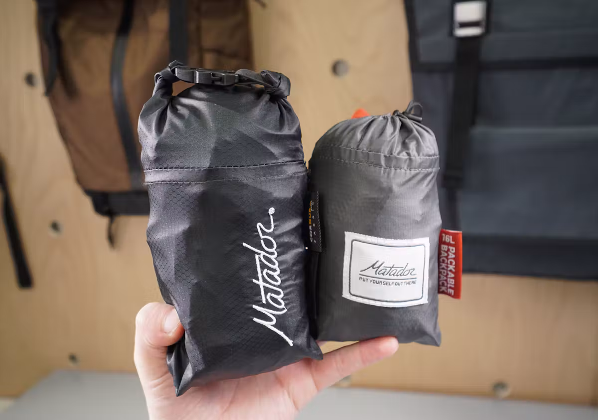 Matador Freefly16 日用背包(左)与 Matador Daylite16 日用背包(右)对比 Matador Freefly16 日用背包(左)与 Matador Daylite16 日用背包(右)对比