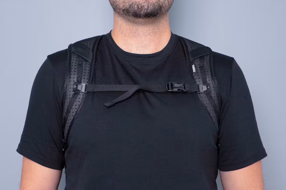 Thule Subterra Convertible Carry-On 肩带