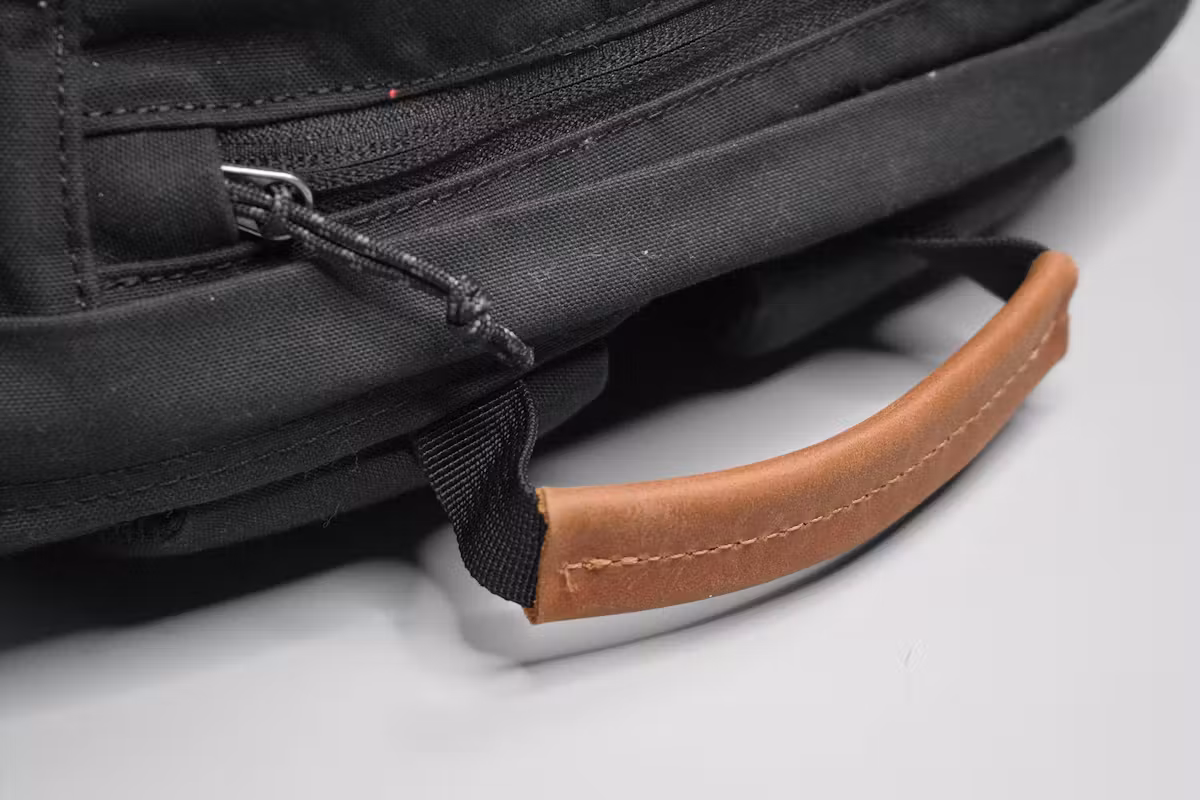 Fjallraven Raven 28L 背包顶部提手