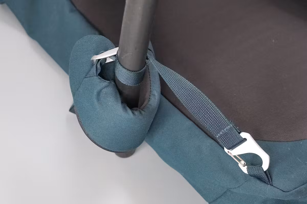 Osprey Arcane 手提包锁定在杆上 Osprey Arcane 手提包锁定在杆上