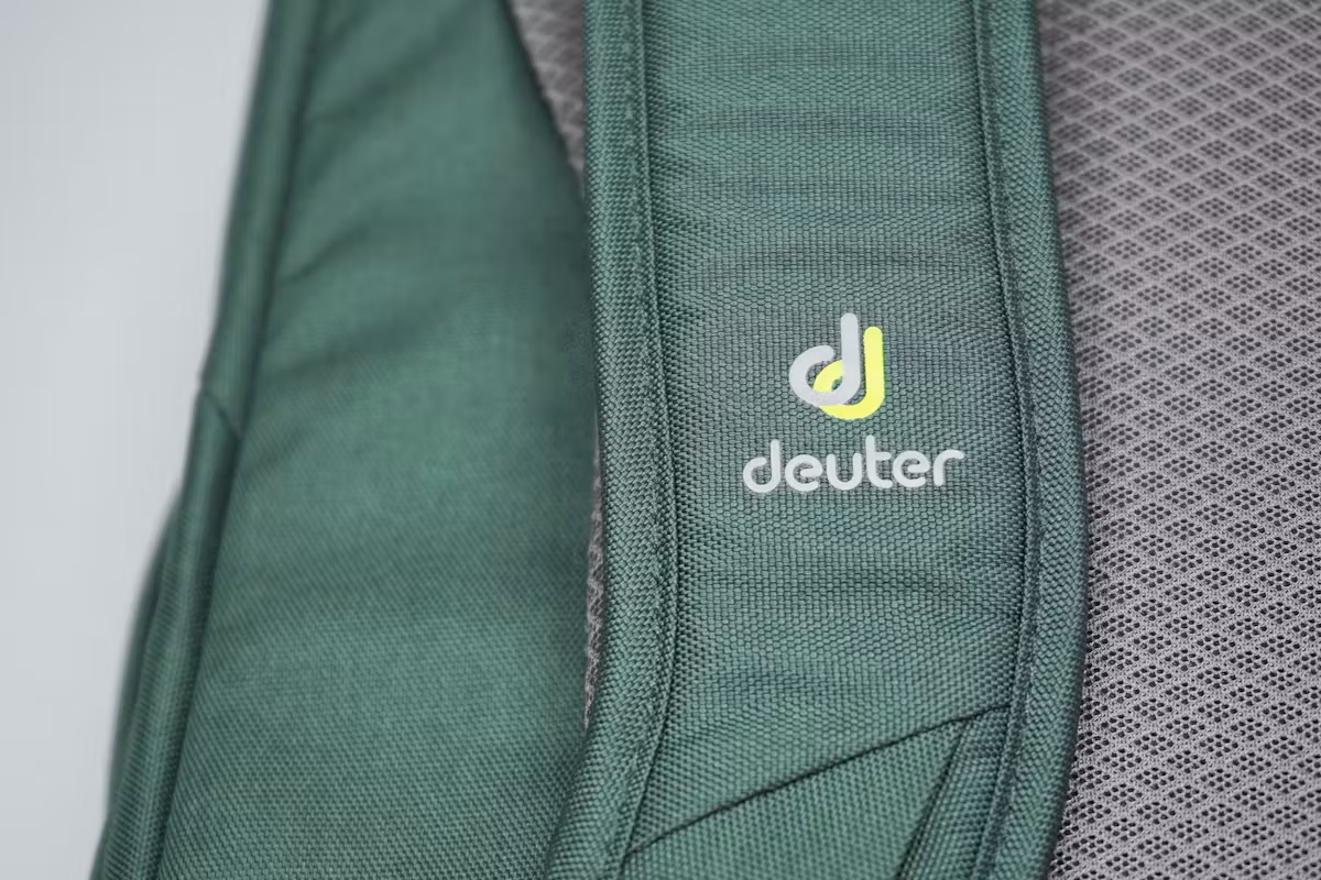 Deuter AViANT Carry On Pro 36 肩带徽标 Deuter AViANT Carry On Pro 36 肩带徽标