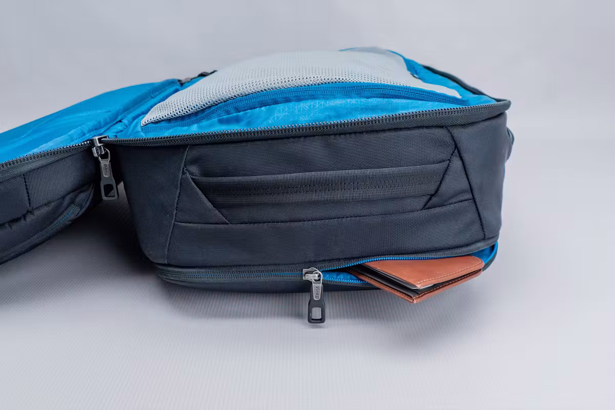 Thule Subterra  Convertible Carry-On 蓝色钱包