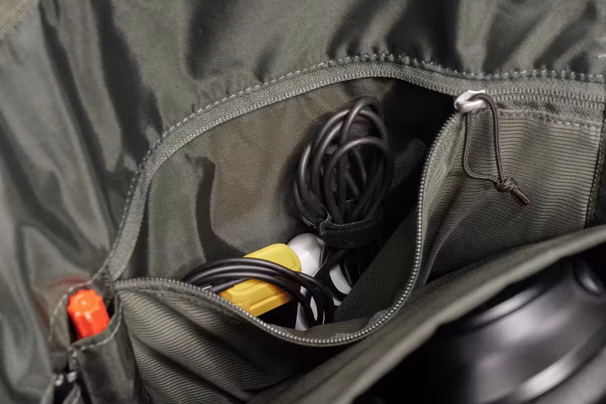 Osprey Arcane 公文包主隔层拉链口袋