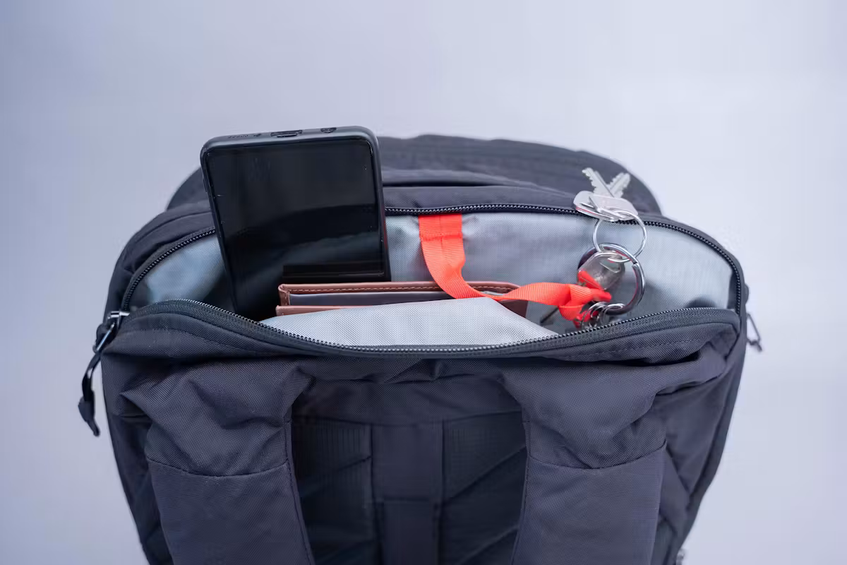 EVERGOODS Civic 旅行包 35L (CTB35) 顶部口袋 EVERGOODS Civic 旅行包 35L (CTB35) 顶部口袋