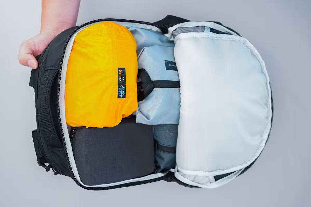 The North Face Surge 背包主隔层 The North Face Surge 背包主隔层