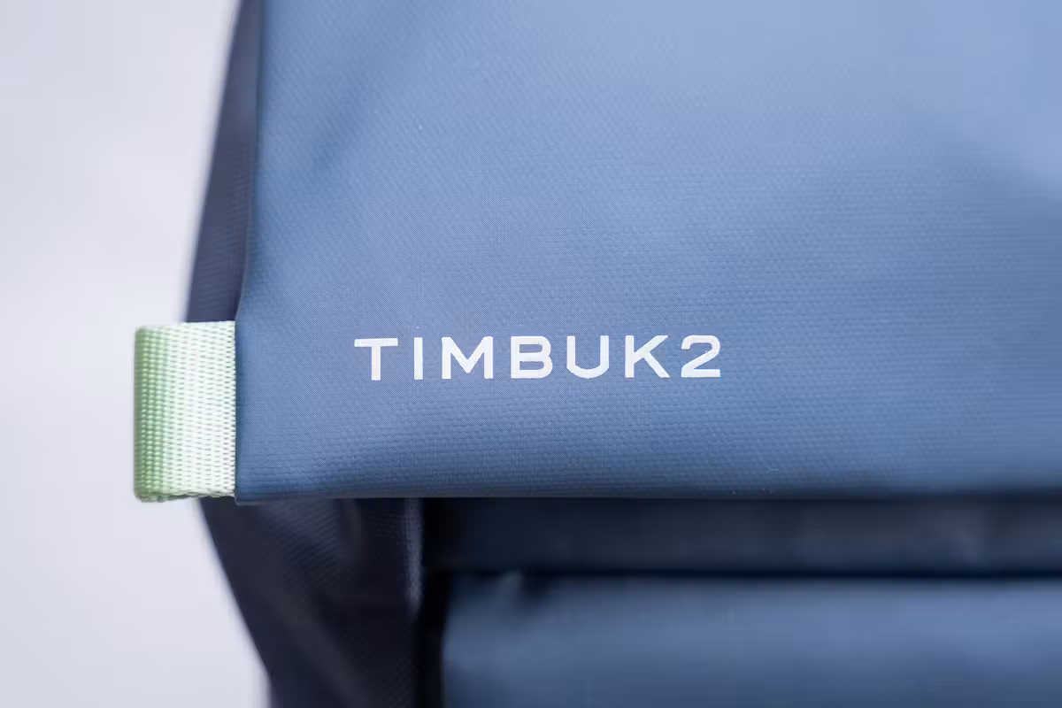 Timbuk2 Robin 通勤背包品牌标识